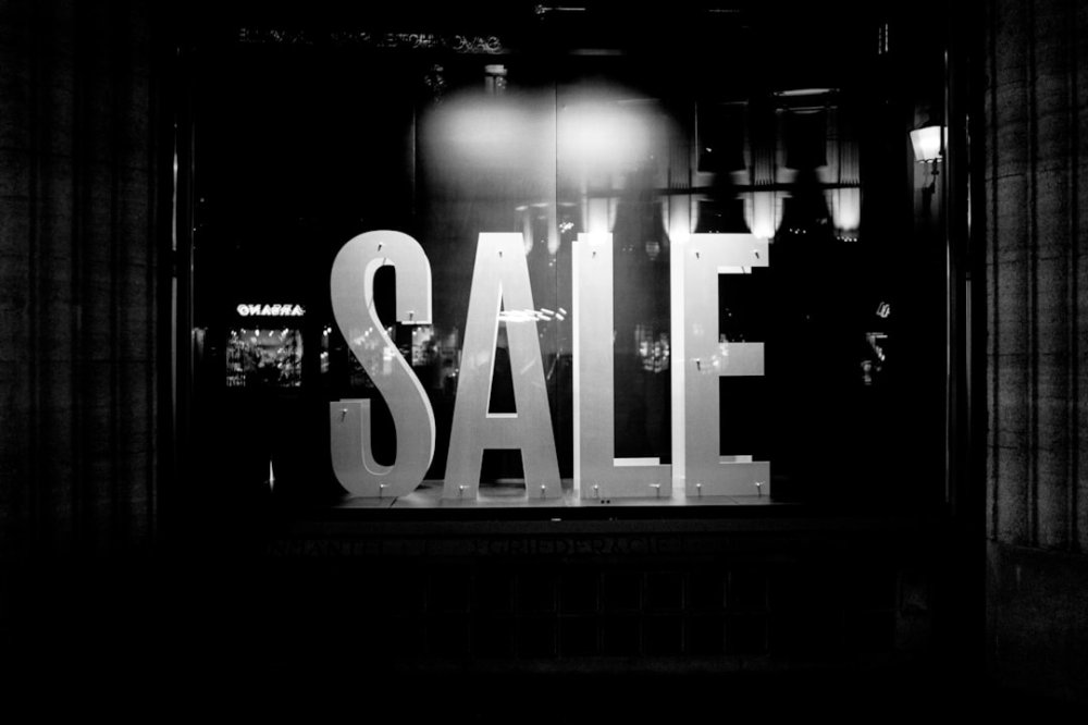 Пример shopping discount, sale price tag, percentage calculation, retail pricing